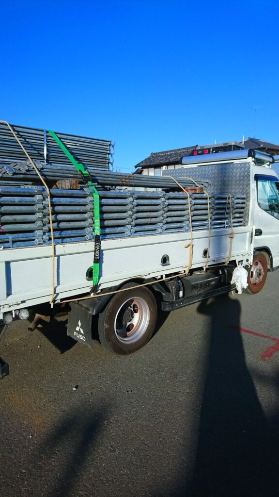 安全に荷物を積んだトラックの画像